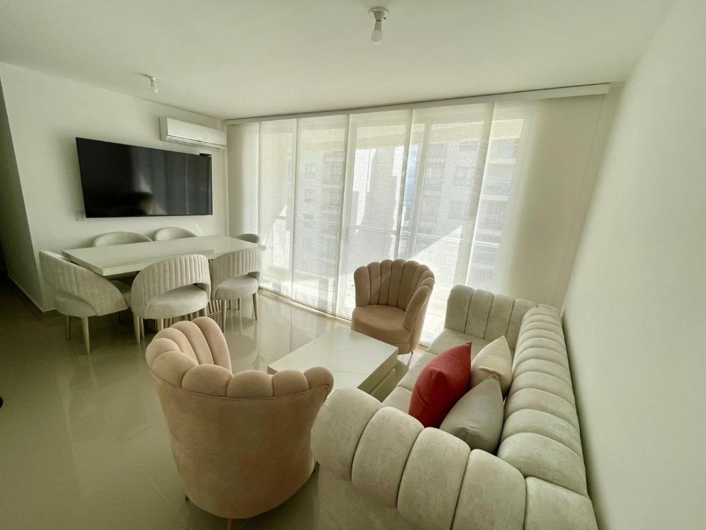 a living room with a couch and chairs and a table at APARTAMENTO al NORTE DE VALLEDUPAR in Valledupar