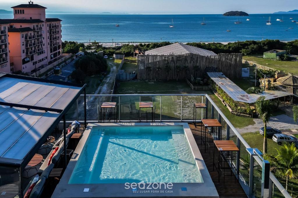una piscina con vista al mar en Spot Jurere sofisticación junto al mar - SPJ's, en Florianópolis