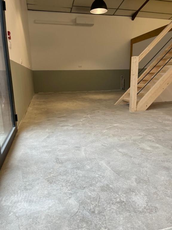 une pièce vide avec un escalier en arrière-plan dans l'établissement -Pavillon Nizon- Parking Lave Linge Wifi, à Pont-Aven