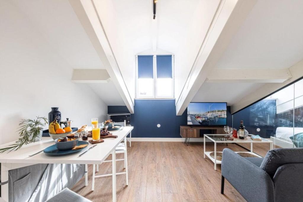 un salon avec une table et des chaises blanches dans l'établissement DEROULEDE - Superb Studio Suite w AC Downtown, à Nice