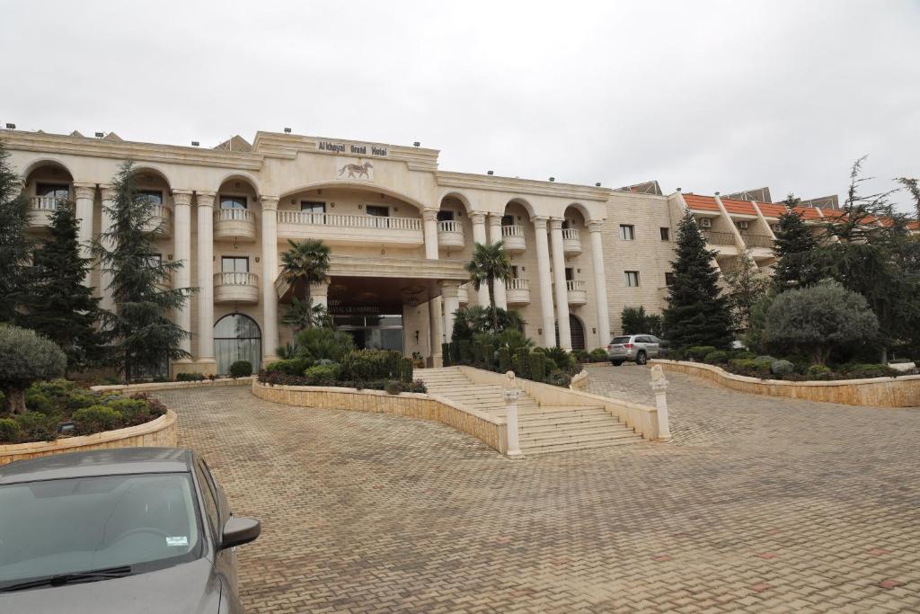 Tòa nhà nơi khách sạn tọa lạc