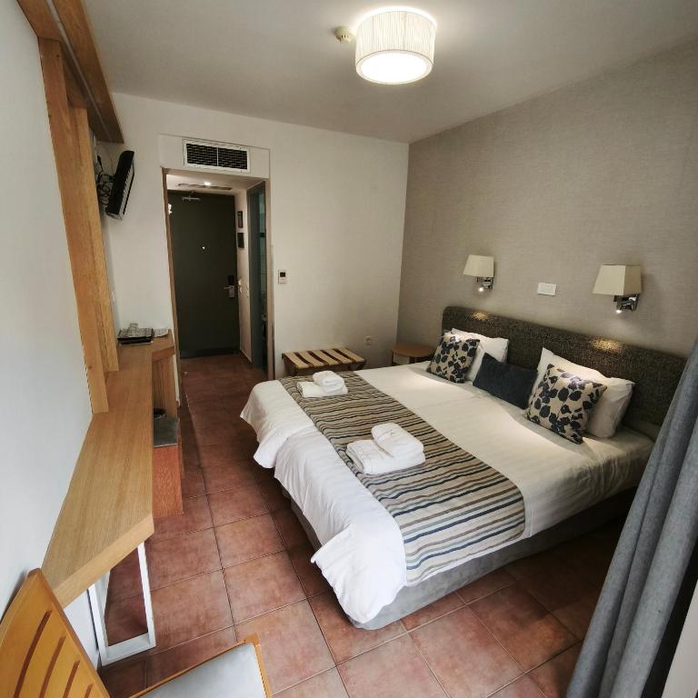 Postel nebo postele na pokoji v ubytování Apollon Hotel