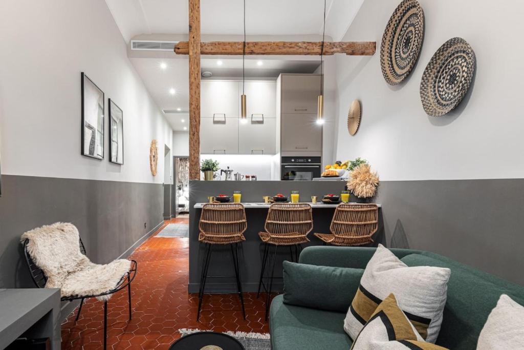 un salon avec un canapé vert et une cuisine dans l'établissement LA CROIX - Old Town Modern apartment - 2 bedrooms, à Nice