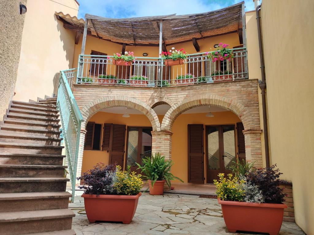 a building with a balcony with flowers on it at Casa Giuliana in Pula