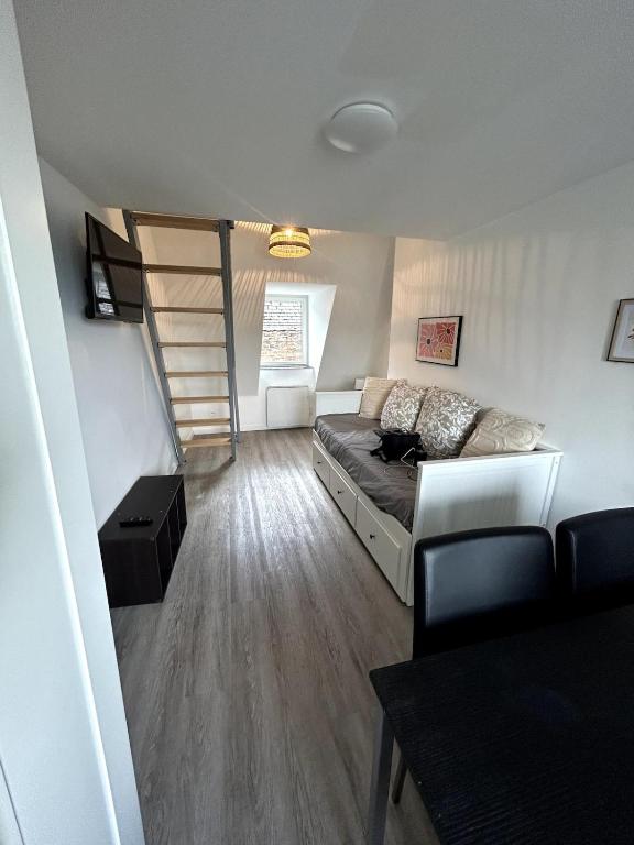 - un salon avec un canapé et une mezzanine dans l'établissement Le Théâtre - Hyper Centre, à Arras