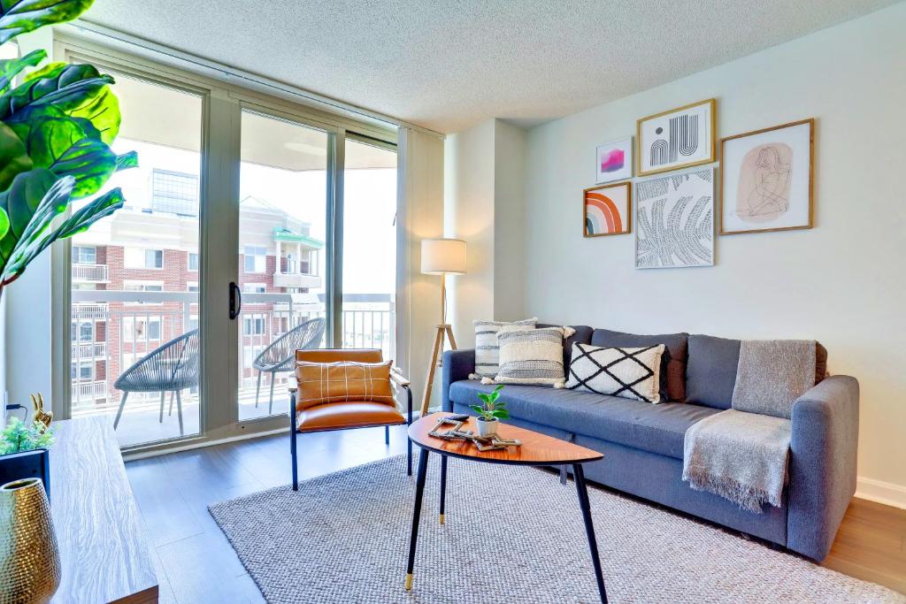 Ruang duduk di Modern Comfort in Ballston Prime Urban Location