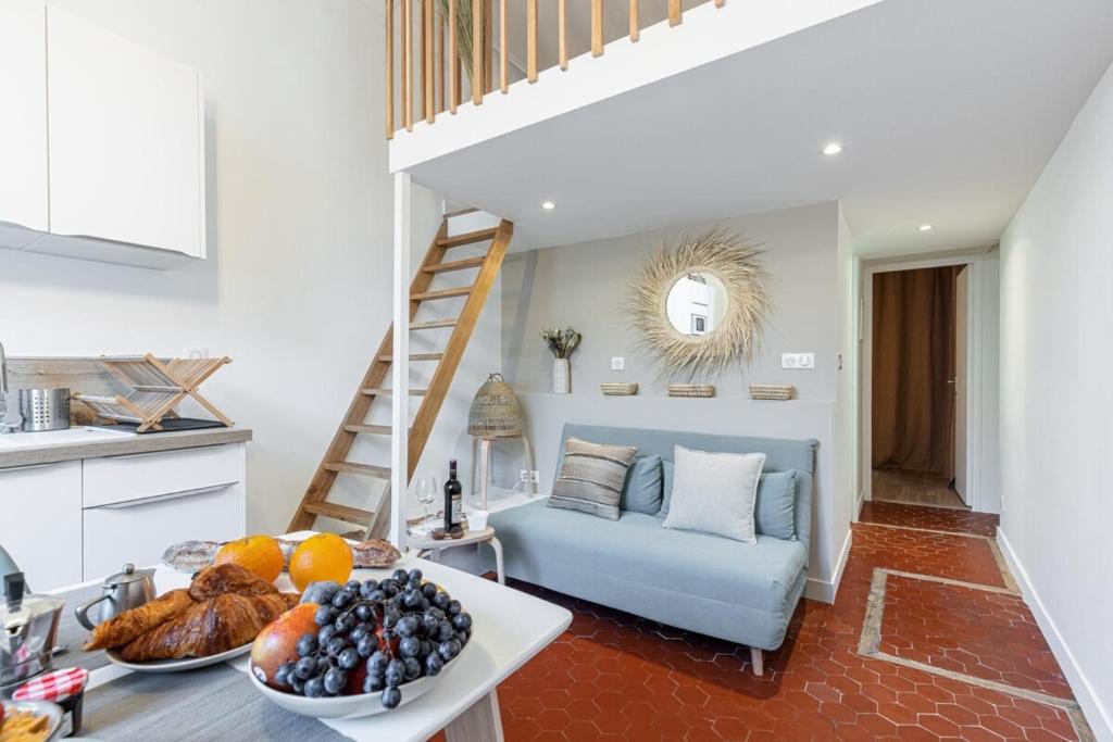 Il comprend une cuisine et un salon doté d'un canapé bleu. dans l'établissement PREFECTURE 15 - Old Town Duplex 2 doubles beds, à Nice