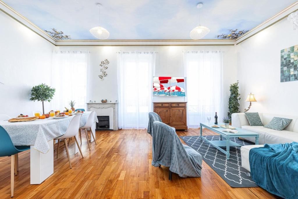 un salon avec une table et un canapé dans l'établissement RISSO - Comfortable 3 Bedrooms with balcony, à Nice