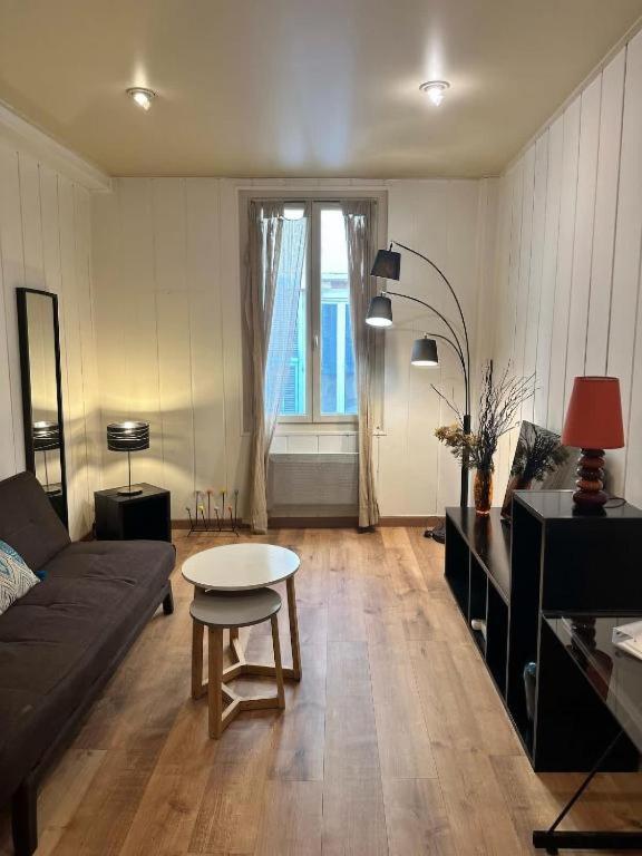 un salon avec un canapé et une table dans l'établissement BOSIO RAOUL - Central and steps away from the sea, à Nice