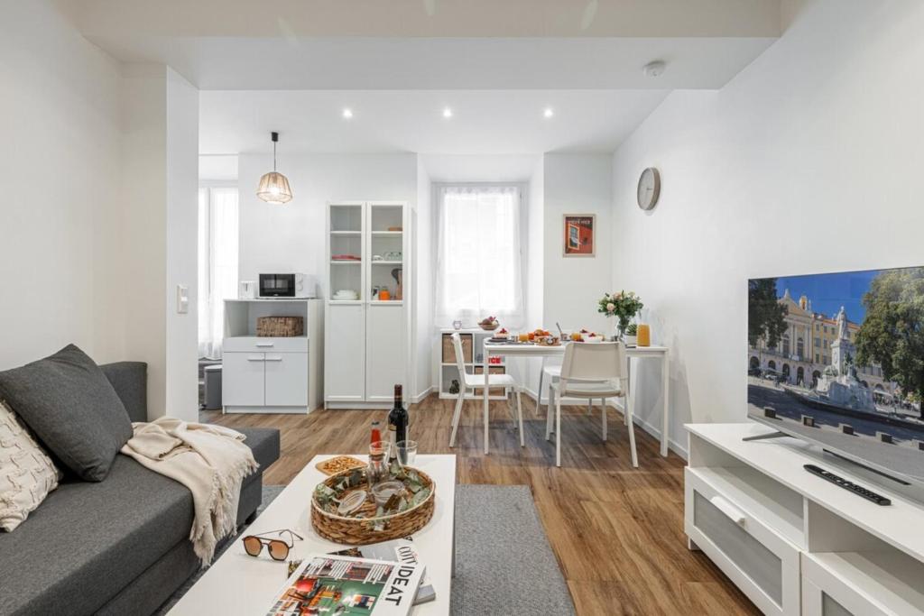 un salon avec un canapé et une table dans l'établissement MARI 71 - Unique Apt Near Sea, à Nice