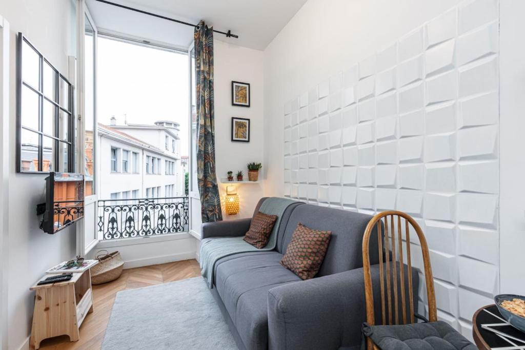 un salon avec un canapé et une fenêtre dans l'établissement FOCH - Superb Suite w AC Downtown, à Nice