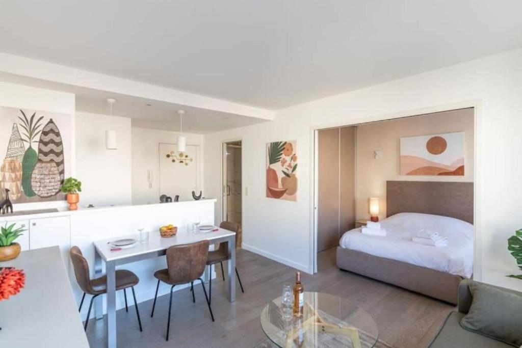 Cette chambre comprend un lit, une table et une cuisine. dans l'établissement JOFFRE 2-4 - Bright Central 1 bedroom Near Massena, à Nice