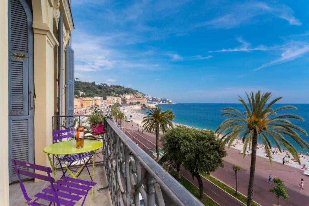 - un balcon avec une table et des chaises et la plage dans l'établissement ETATS UNIS 894 - Stunning on Sea Front w AC, à Nice