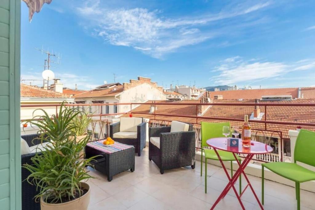 un balcon avec une table et des chaises et une vue dans l'établissement DALPOZZO - 5min walk to beach, à Nice
