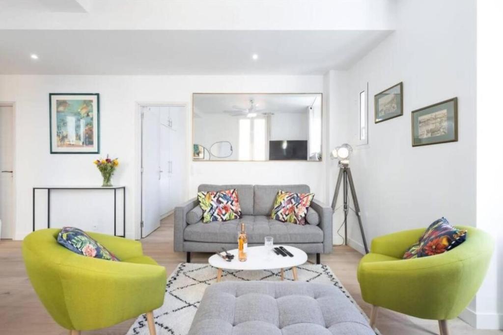 un salon avec un canapé et deux chaises dans l'établissement MOULIN - Stunning 1 bedroom Apt on the Port, à Nice