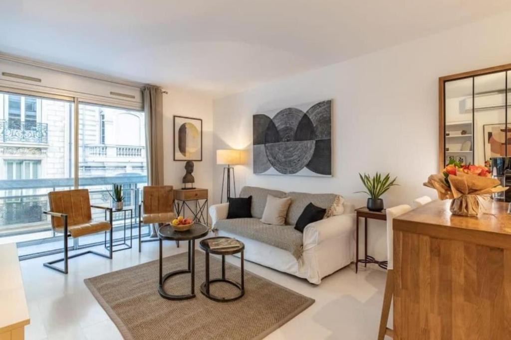 un salon avec un canapé et une table dans l'établissement ROSSINI - Central and cosy with AC, à Nice