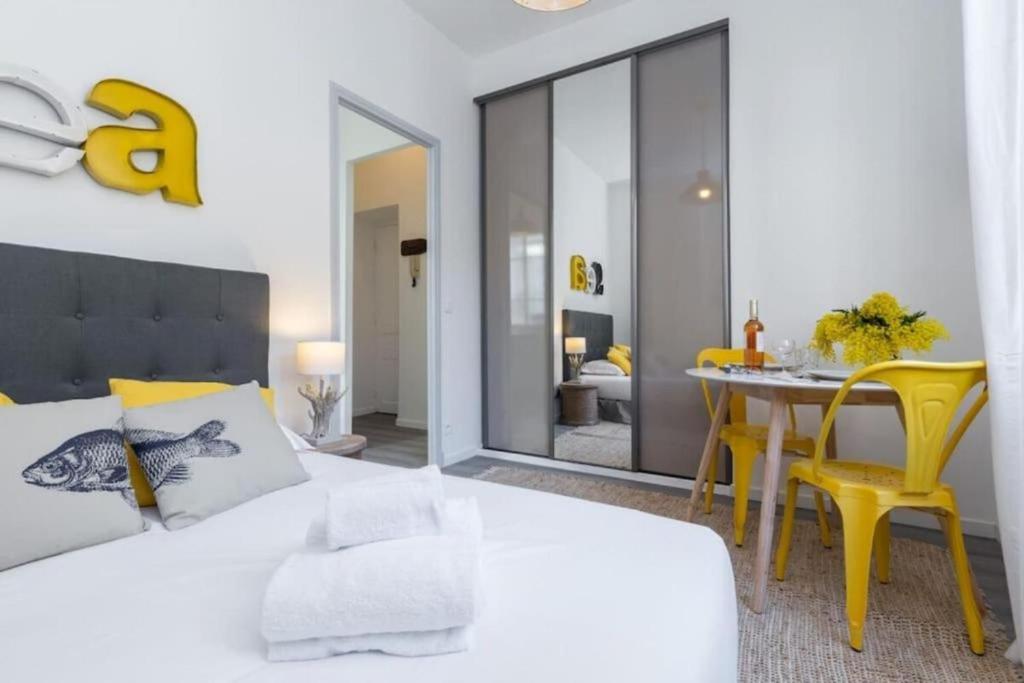 - une chambre avec un lit blanc et une salle à manger dans l'établissement ETATS UNIS 893 - Studio on Seafront in Old Town, à Nice