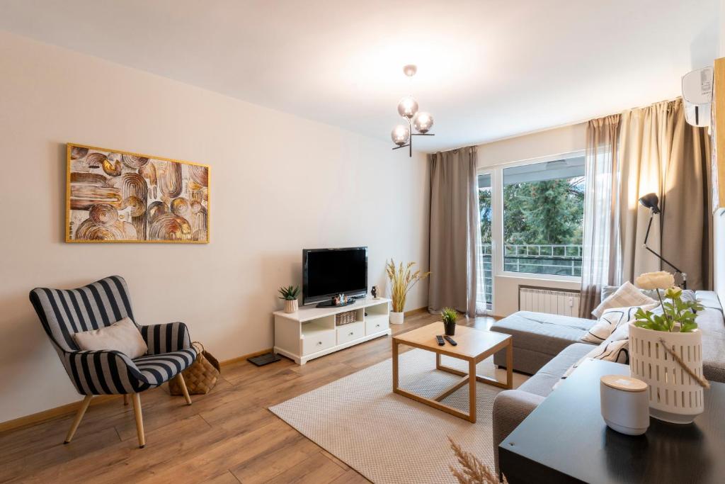 TV a/nebo společenská místnost v ubytování Your Place