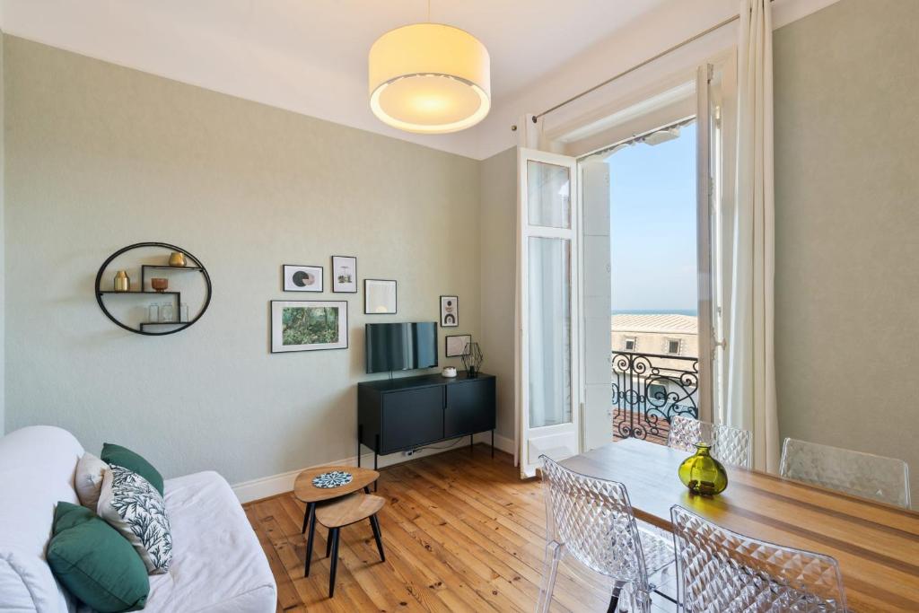 un salon avec un canapé et une table dans l'établissement Appartement Brise Marine - Welkeys, à Biarritz