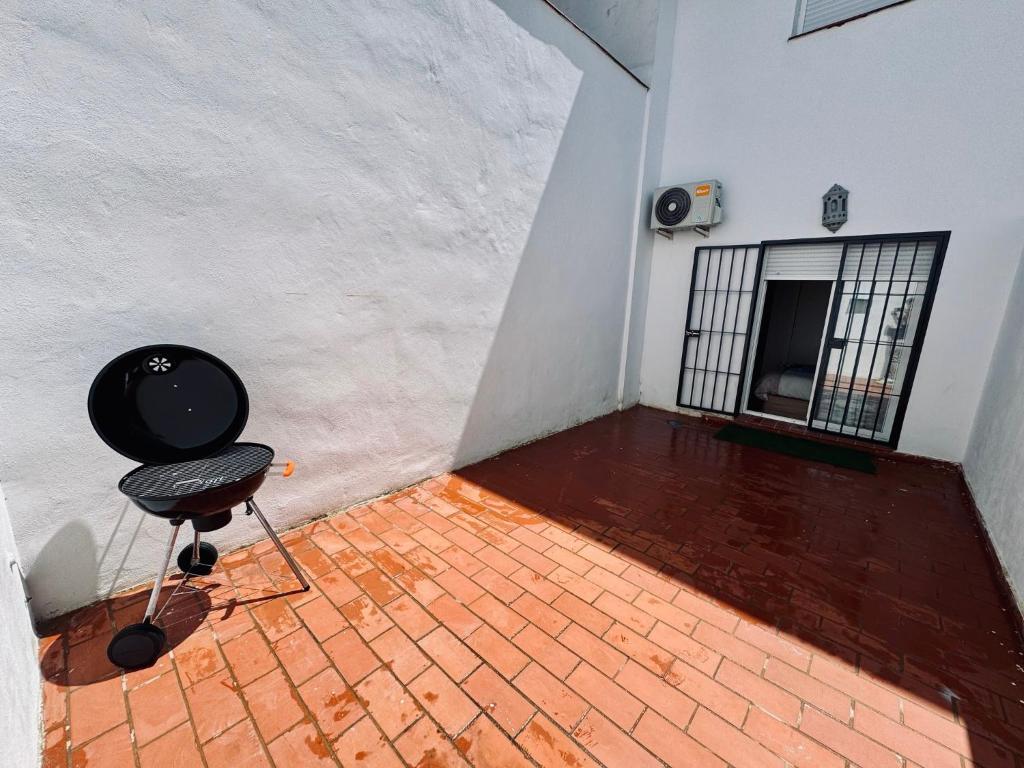 an empty room with a chair and a speaker at Apartamento Tiana in Ayamonte