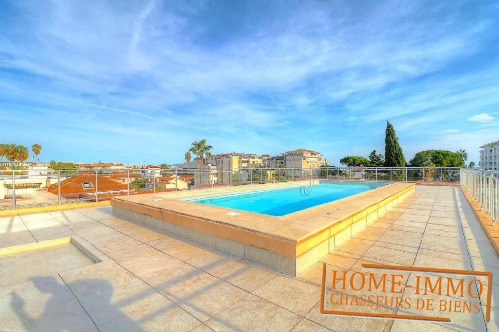 une piscine sur le toit d'un immeuble dans l'établissement Charmant 2 pièces dans résidence avec piscine, à Vallauris
