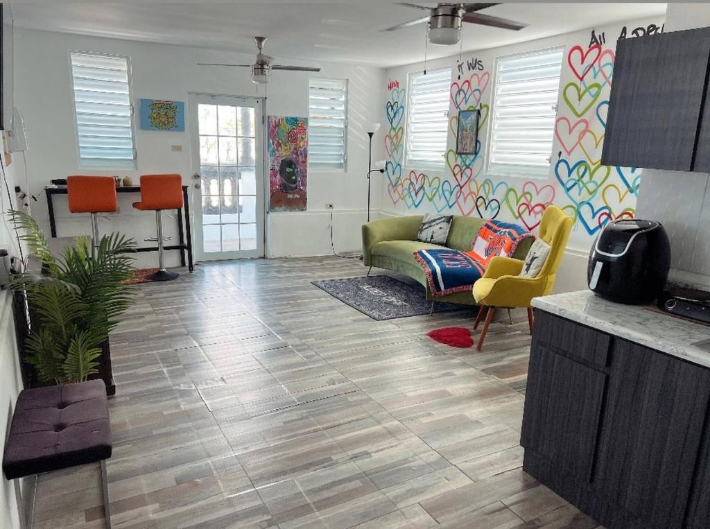 TV a/nebo společenská místnost v ubytování Art deco studio w private balcony close to beach