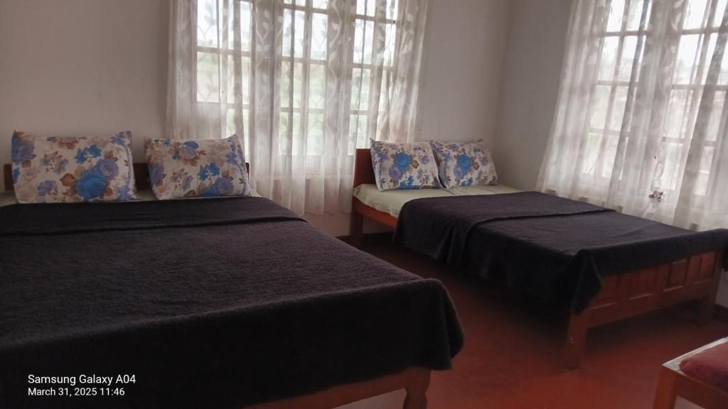 Postel nebo postele na pokoji v ubytování Siloneeds homes