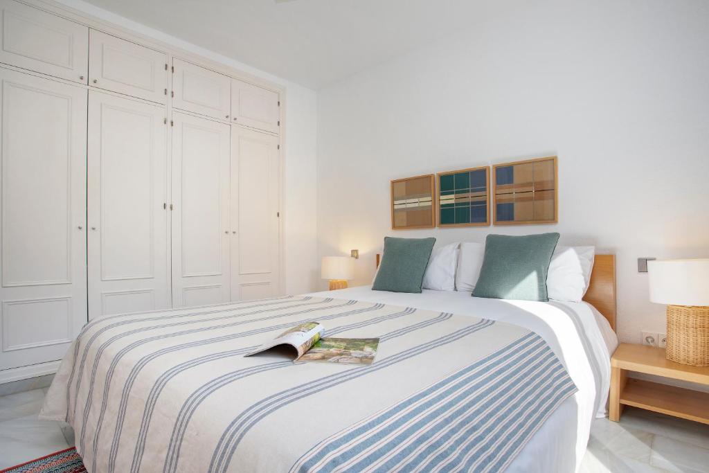Postel nebo postele na pokoji v ubytování Genteel Home Guadalvillas