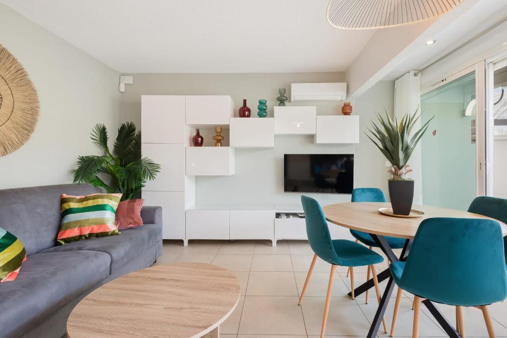 un salon avec un canapé, une table et des chaises dans l'établissement Soleil Levant Port nature, au Cap d'Agde