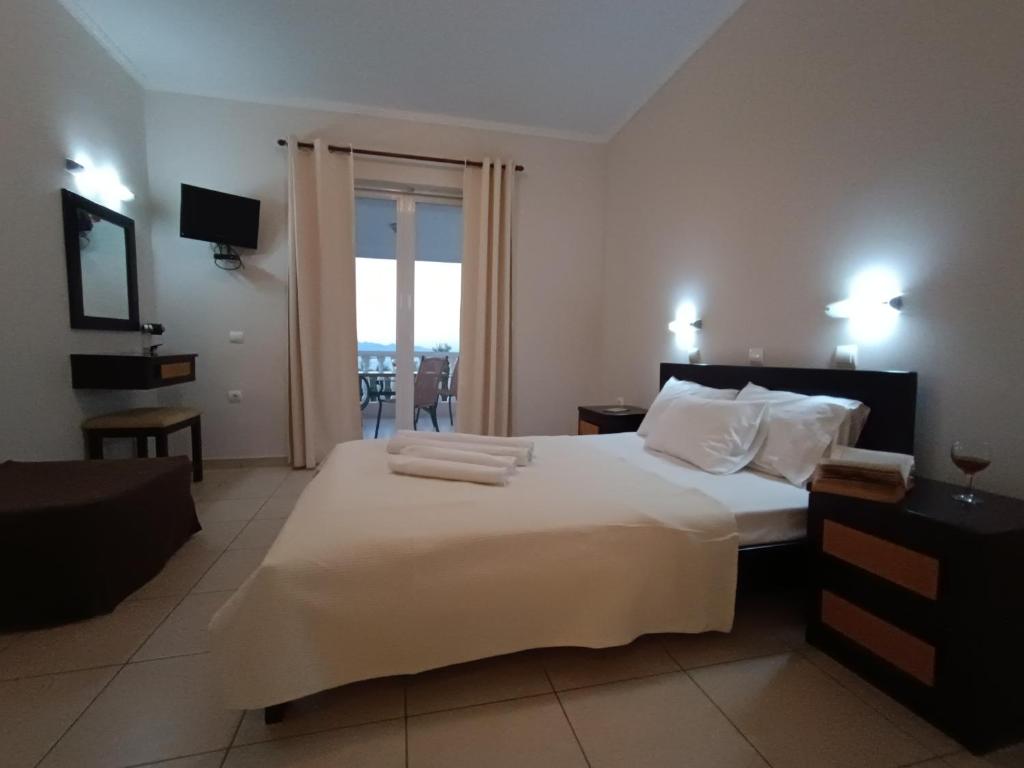 Postel nebo postele na pokoji v ubytování Pouliezos Koklanis Zante Apartments