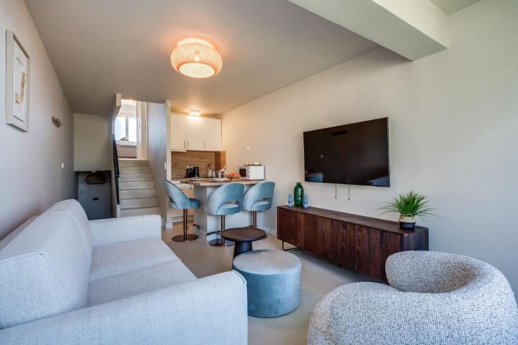 Ultimate Rentals - Centrally Located Beachside Apartment