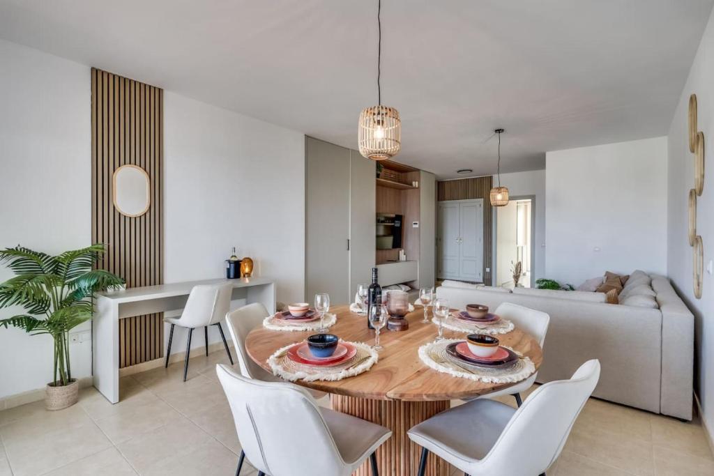 Ultimate Rentals - Scenic 2BR Haven Breathtaking Sea and Garden Views