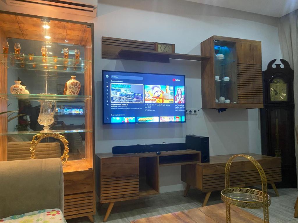 TV a/nebo společenská místnost v ubytování Appartamento di classe ed elegante