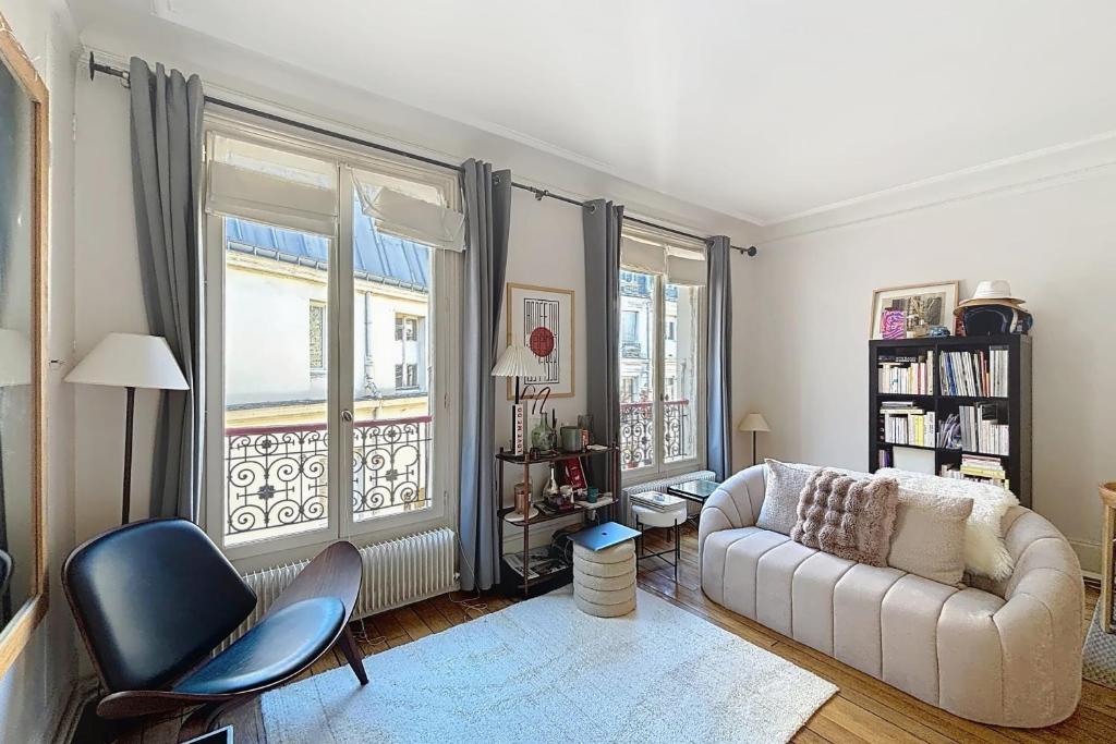 un salon avec un canapé et une chaise dans l'établissement Charming apartment near the Eiffel Tower, à Paris