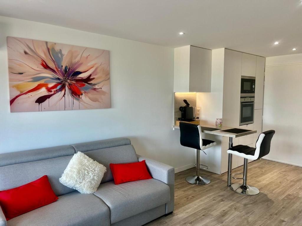 un salon avec un canapé et une table dans l'établissement Holidays YourHostHelper, à Cannes