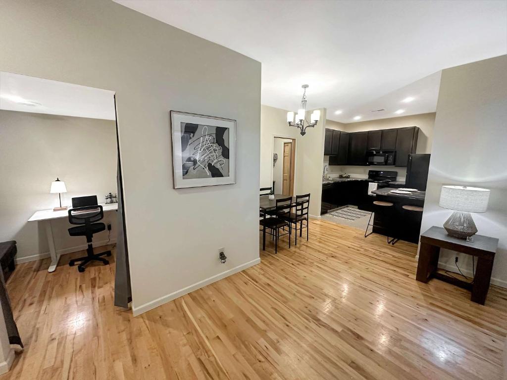 Central Downtown Stay في لا كروس: غرفة معيشة مع طاولة وغرفة طعام