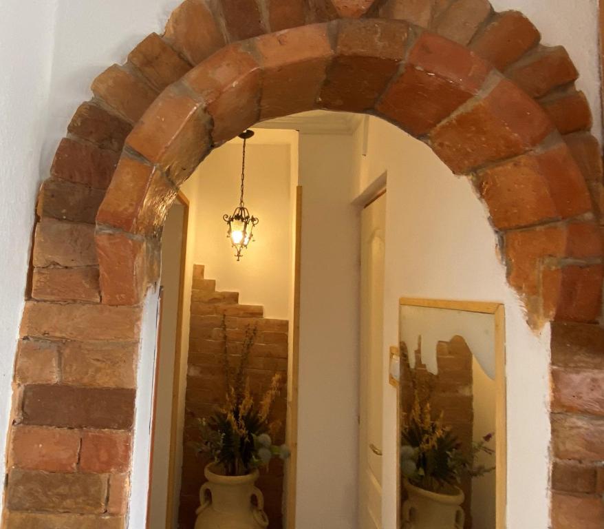 an archway in a hallway with two vases at Amur Vendégház 2 in Gárdony