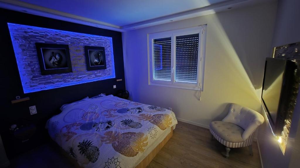 une chambre avec un lit, une chaise et une fenêtre dans l'établissement Chez Lolo, à Saint-Juéry