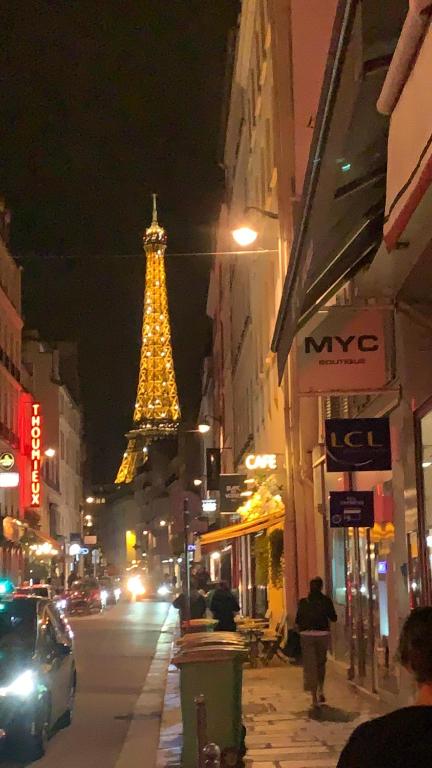 Photo de la galerie de l'établissement Chambre cosy dans appartement partagé 2 pièces proche Tour Eiffel Cozy bedroom in a shared 2-room apartment near Eiffel Tower, à Paris