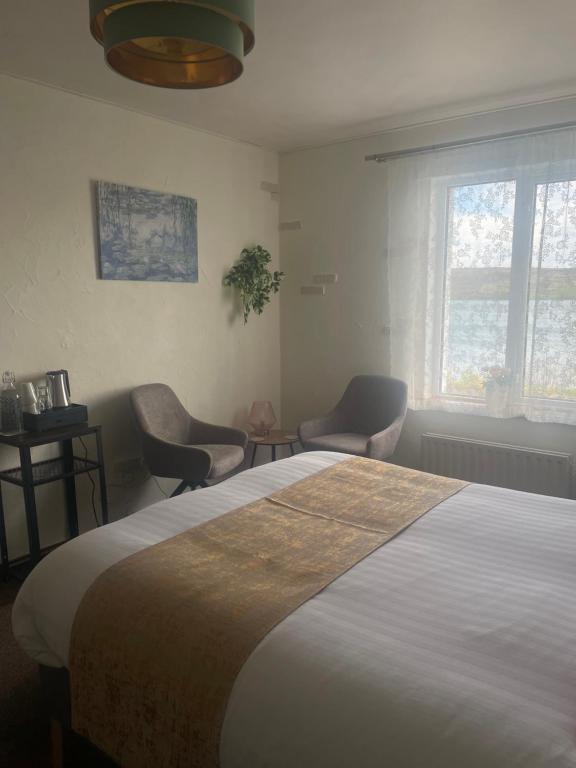 Postel nebo postele na pokoji v ubytování Waterfront Rest B&B