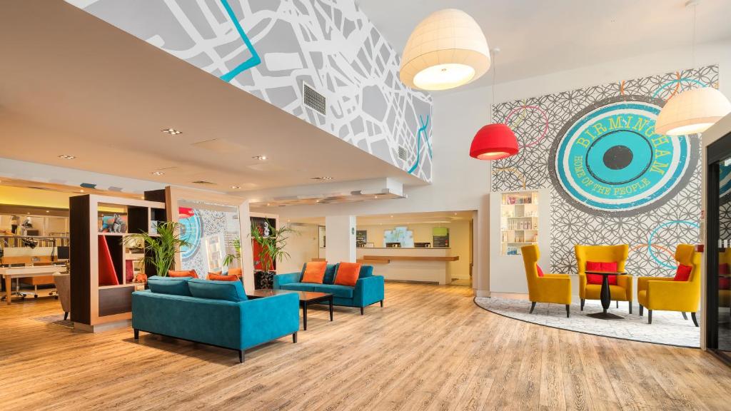 Posezení v ubytování Holiday Inn Birmingham City by IHG