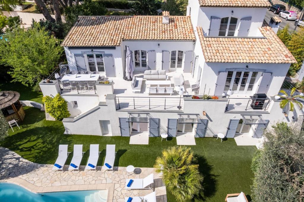 une vue aérienne d'une maison avec piscine dans l'établissement One of a kind 6 BR 6 bath villa sauna jacuzzi pool just 15 mns off town, à Cannes