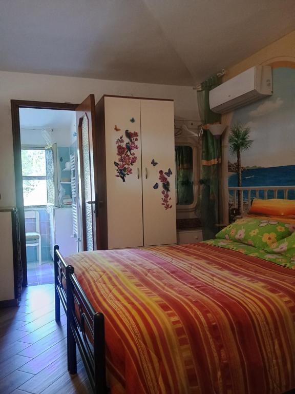 sypialnia z łóżkiem z pomarańczowym i żółtym kocem w obiekcie B&b Fabra Casa Mia e non solo w mieście Falvaterra
