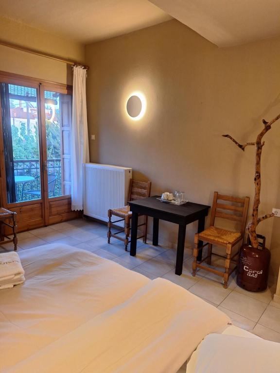 Posteľ alebo postele v izbe v ubytovaní Skourgias Rooms