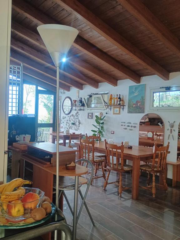 kuchnia i jadalnia ze stołem i krzesłami w obiekcie B&b Fabra Casa Mia e non solo w mieście Falvaterra
