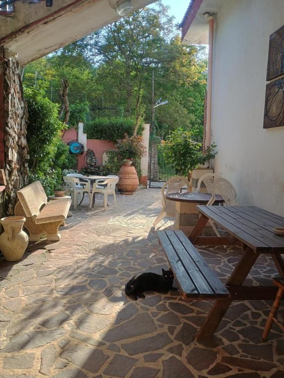 Patio lub wspólna przestrzeń na świeżym powietrzu w obiekcie B&b Fabra Casa Mia e non solo