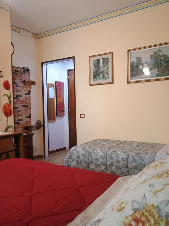 pokój hotelowy z 2 łóżkami i drzwiami w obiekcie B&b Fabra Casa Mia e non solo w mieście Falvaterra