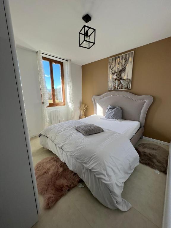 - une chambre avec 2 lits et un tapis au sol dans l'établissement Appartement T3 portes d'Annecy Sauna, à Annecy