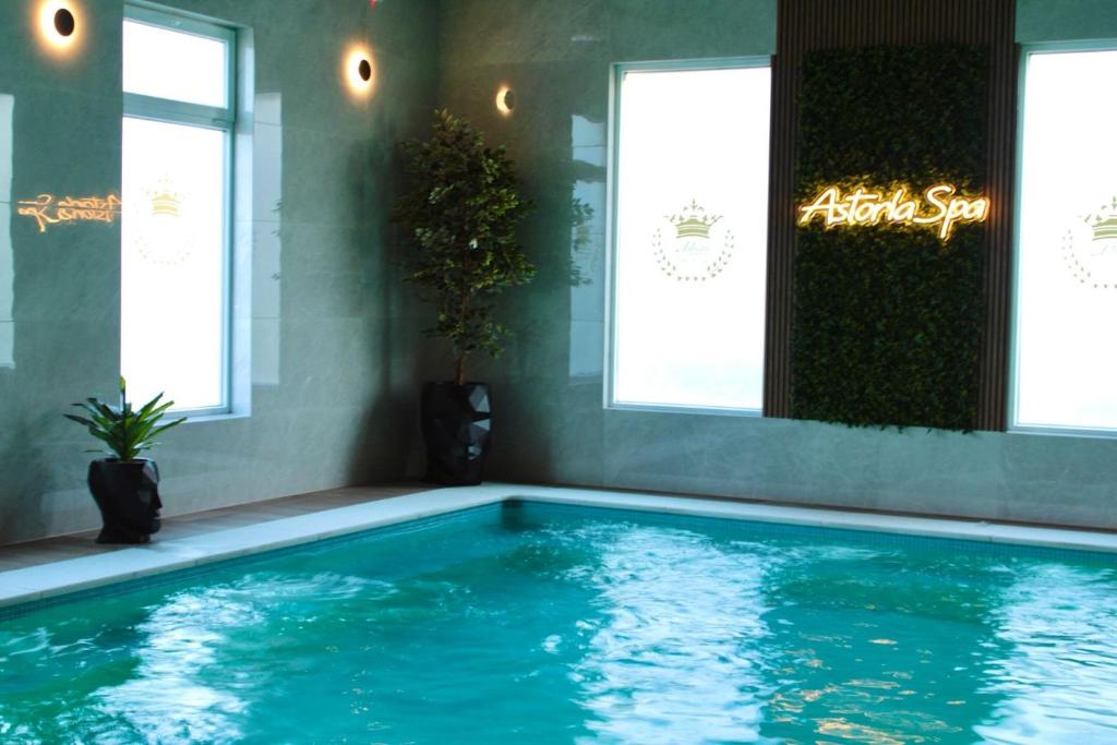 Bazén v ubytování Astoria Hotel & SPA nebo v jeho okolí