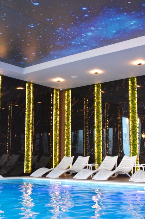 Bazén v ubytování Astoria Hotel & SPA nebo v jeho okolí